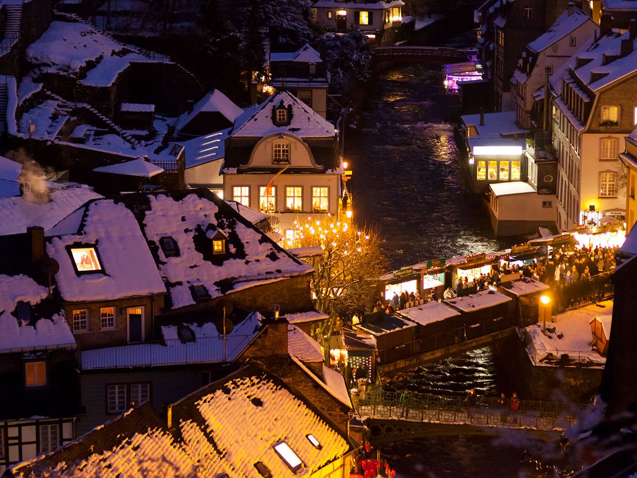 beleuchtetes Monschau im Winter, von oben