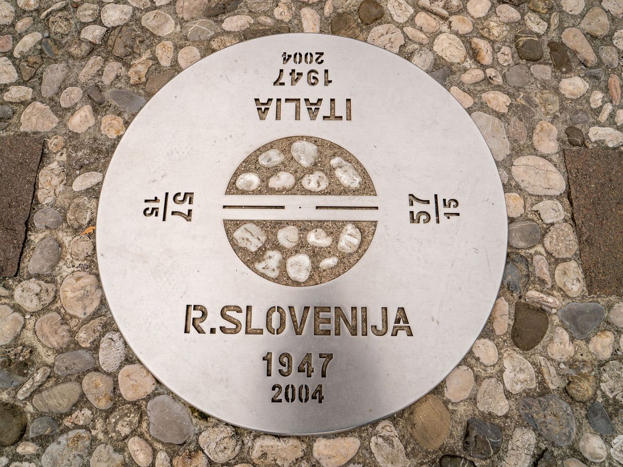Grenzstein auf der Piazza Transalpina, Gorizia/Nova Gorica