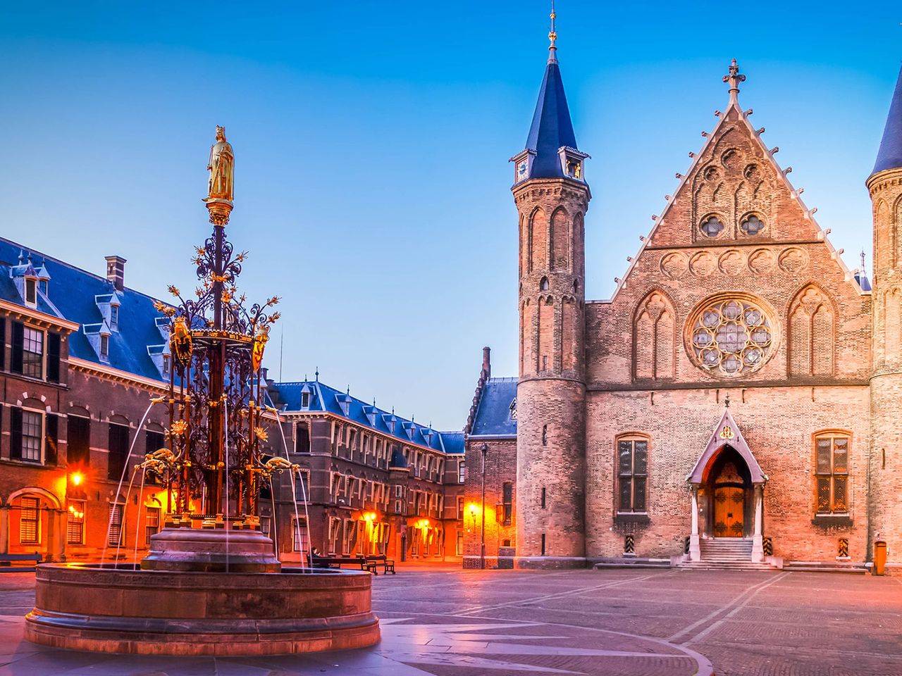 Binnenhof in Den Haag am Abend
