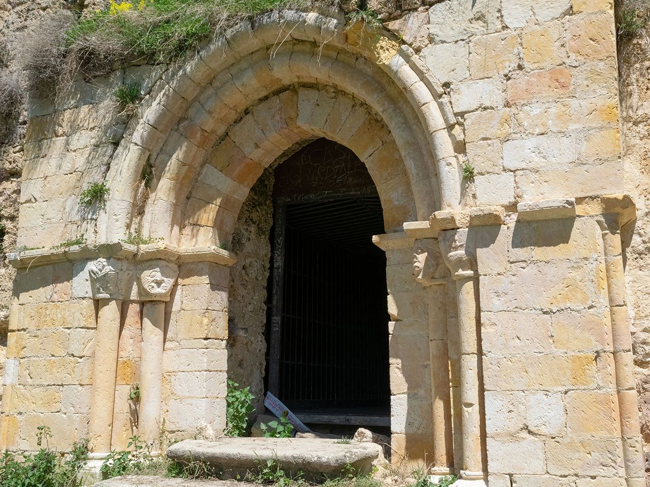 Eingang einer Kirche in Ribera, Spanien