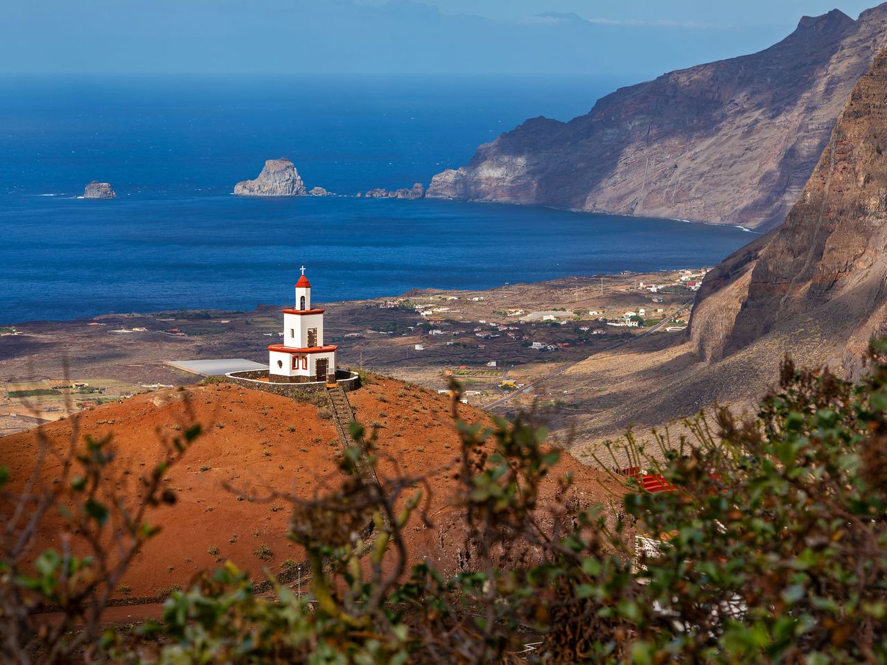 Blick auf Kirche La Candelaria in La Frontera, El Hierro