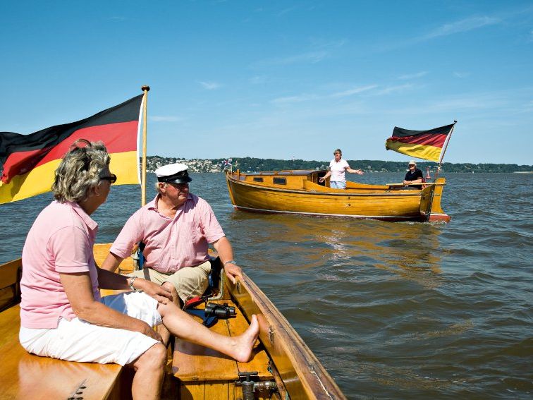 Tuckerboote auf der Elbe
