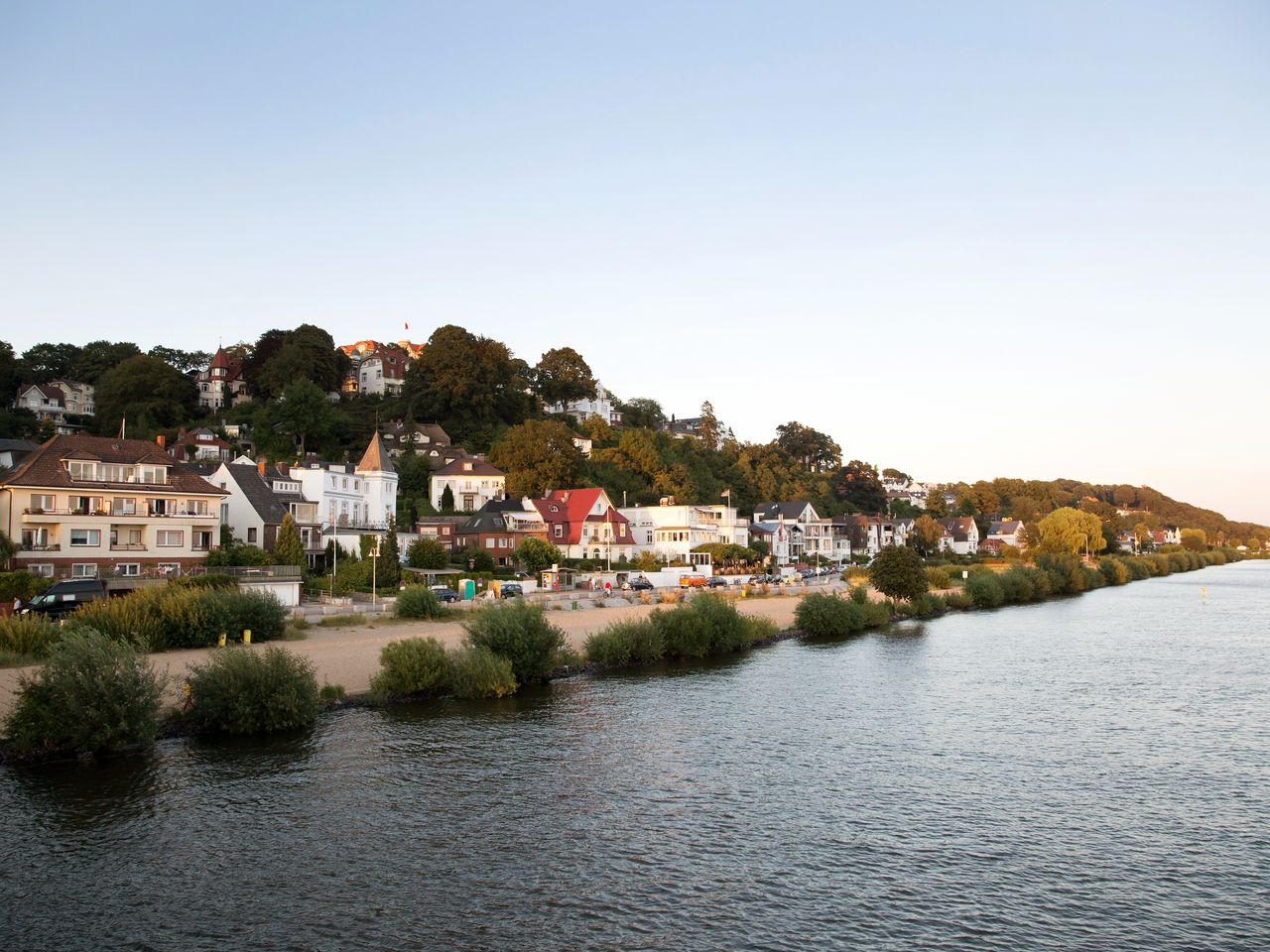 Der blühende Vorgarten eines Reetdachhauses in Blankenese