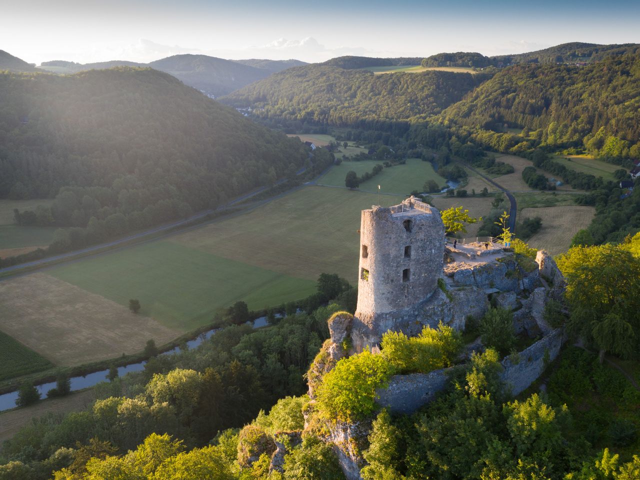 Blick auf die Burgruine Neideck