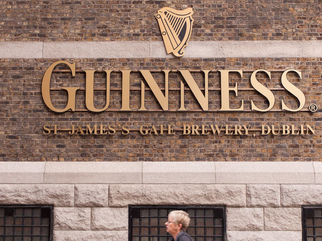 Die Backstein-Fassade des Guinness Storehouses in Dublin
