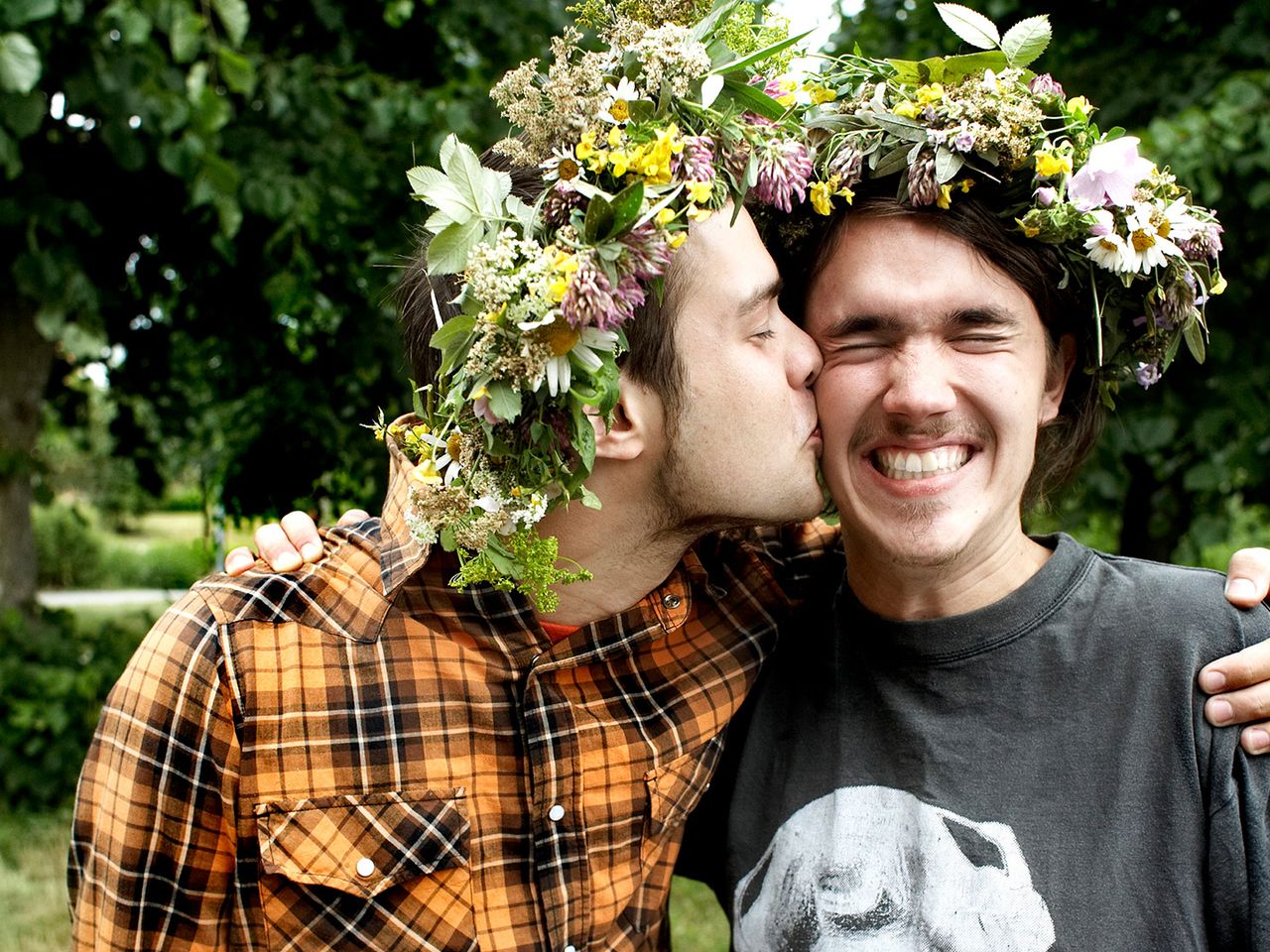 Schweden, junge Männer mit Blumenkranz, Mittsommer