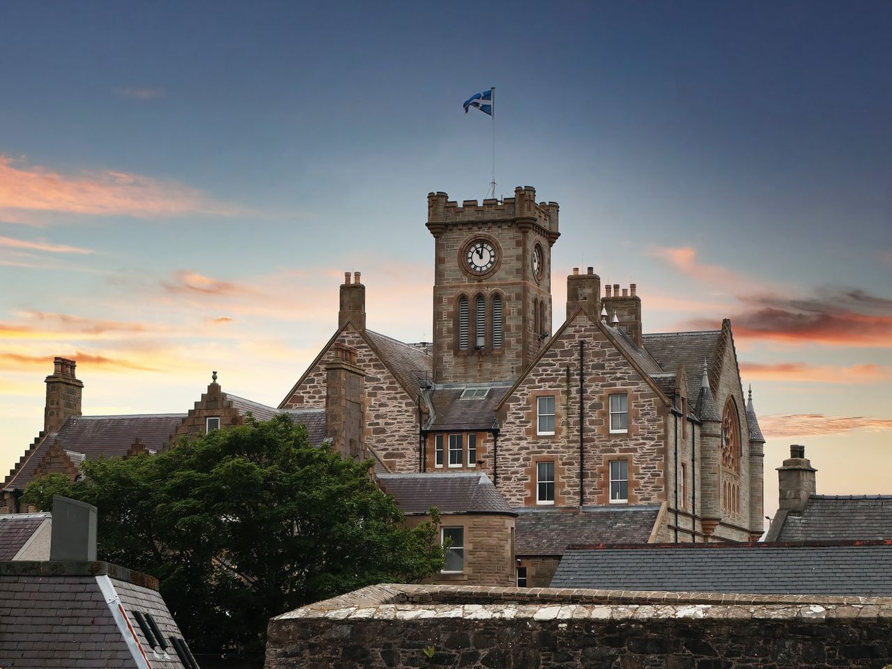 Blick auf das historische Rathaus von Lerwick, Shetland