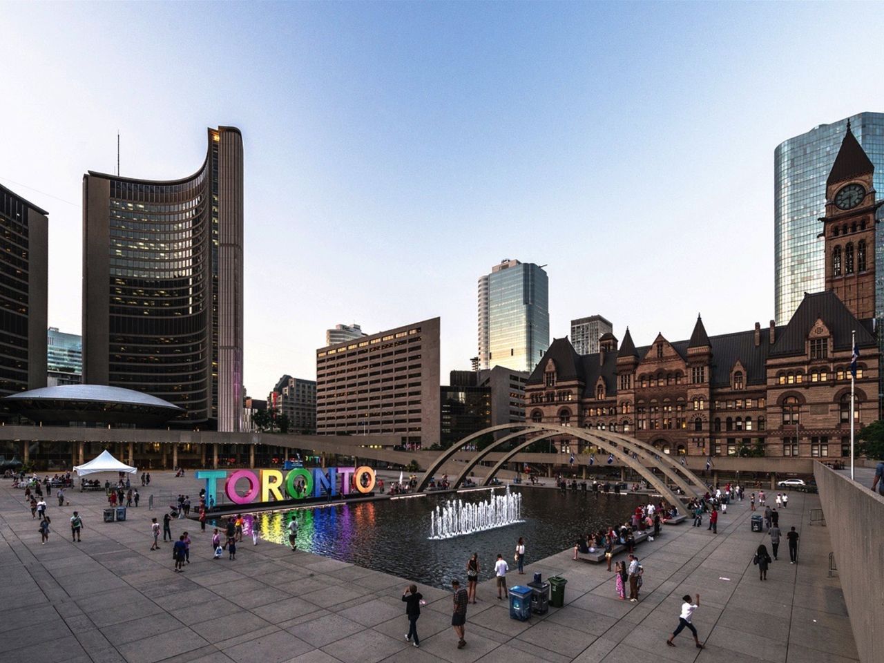 Nathan Phillips Square mit City Hall, Toronto