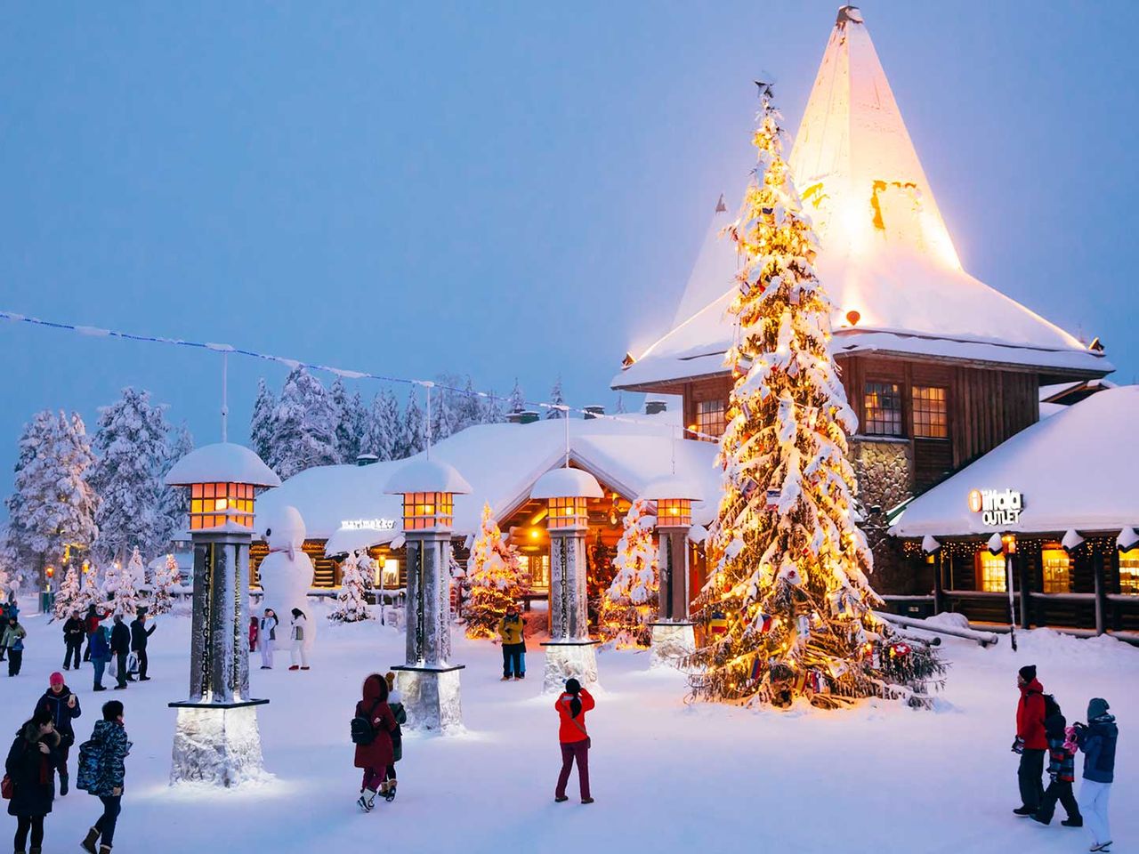 Schneebedeckte Straßen im finnischen Rovaniemi