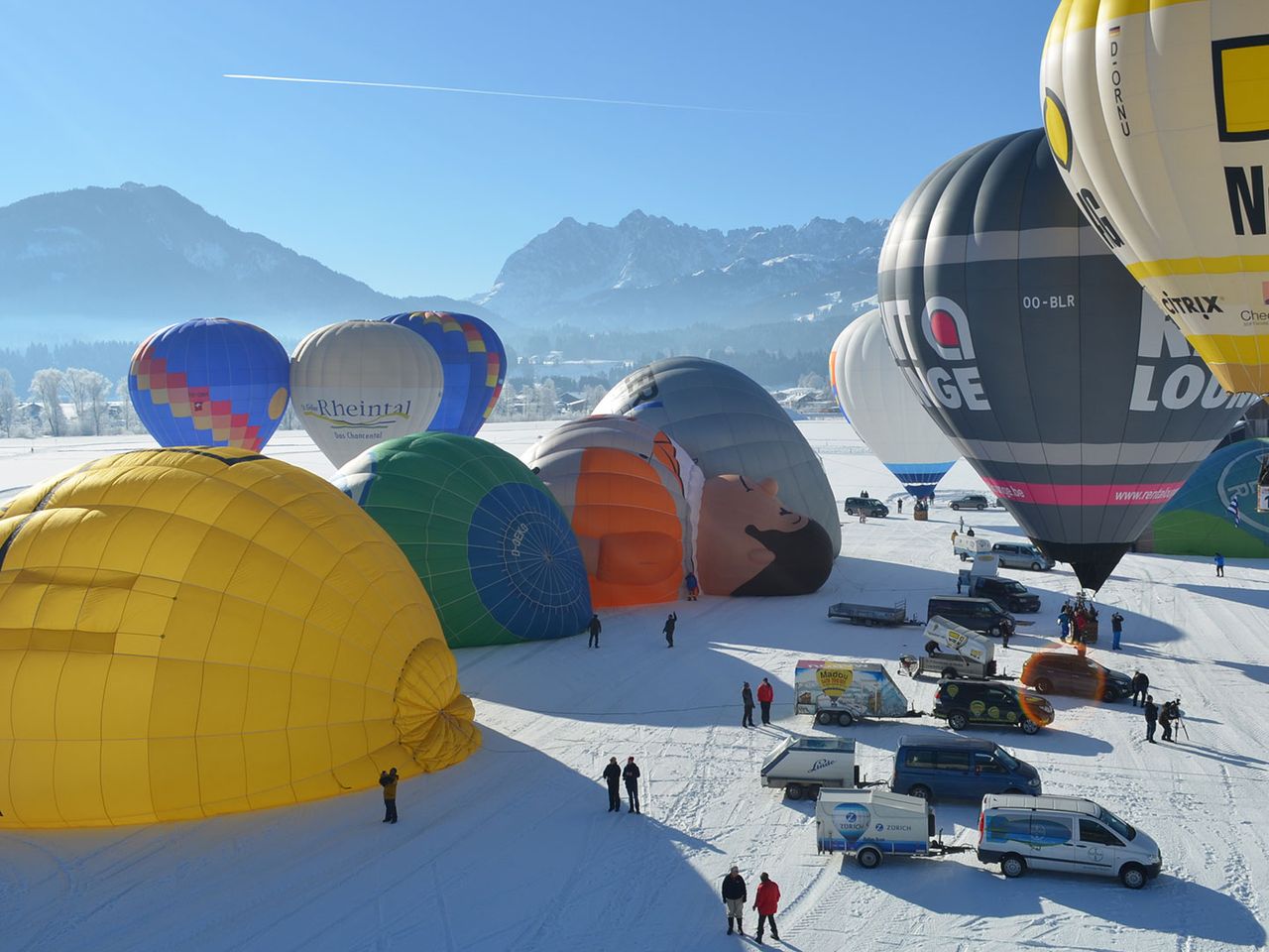 Ballonhüllen im schneebedeckten Kössen