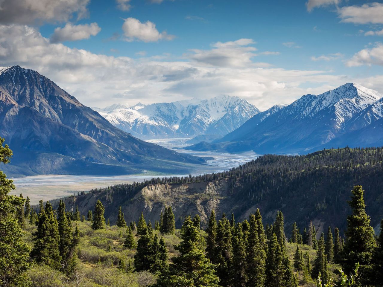 Der Klondike-Fluss durchzieht die Landschaft von Kanada