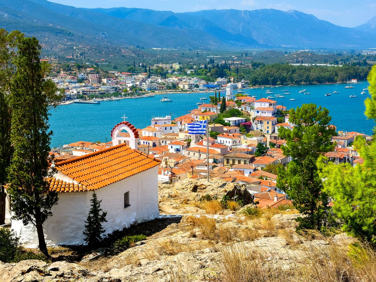Blick auf die Saronische Insel Poros, Griechenland