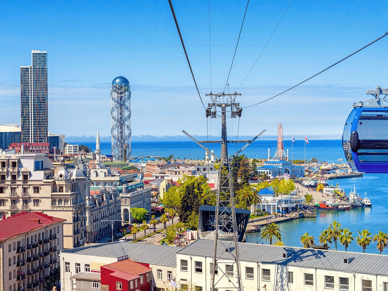 Blick aus der Seilbahn auf die Küste von Batumi