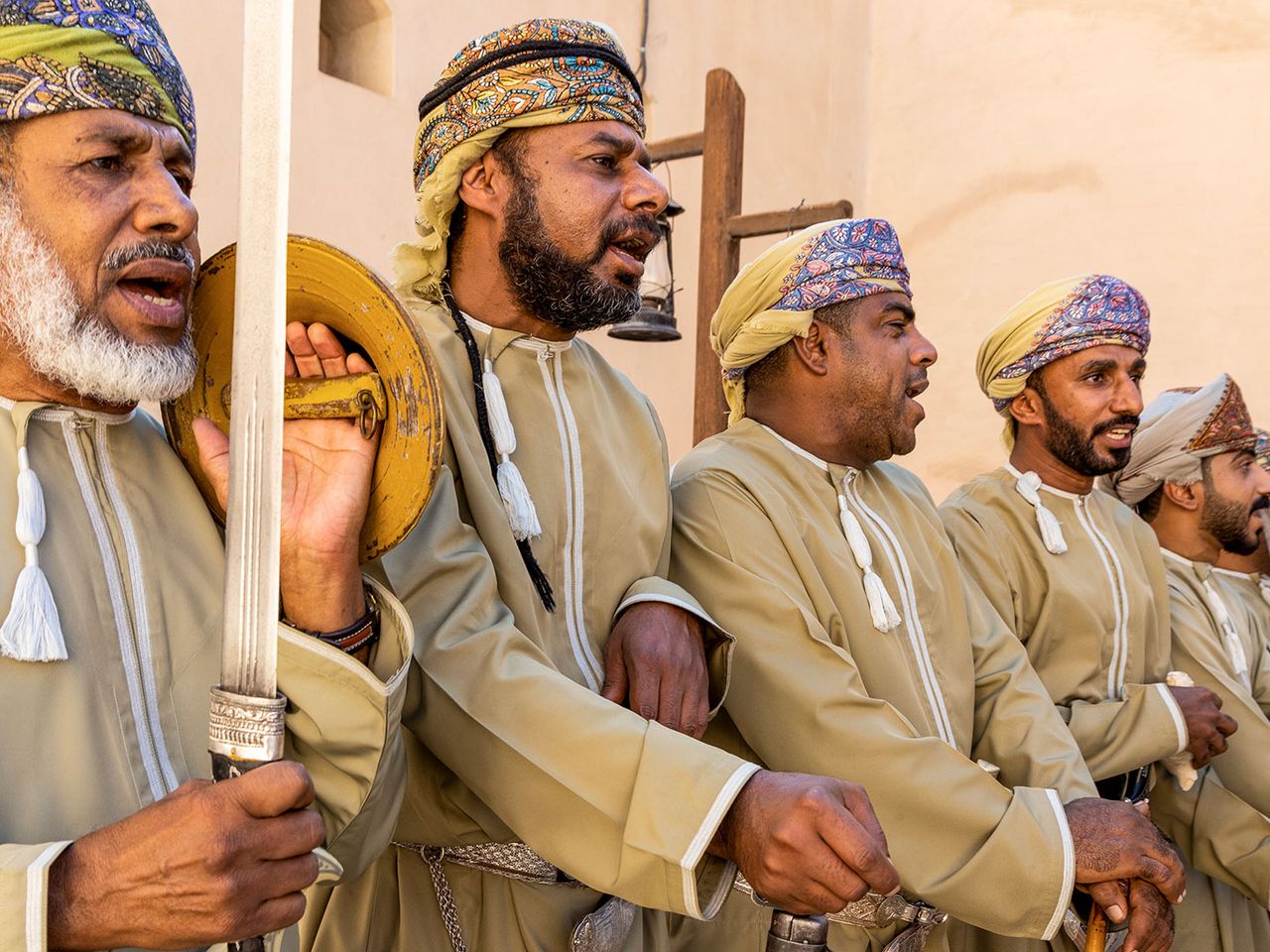 Männer tragen die traditionelle Tracht der Omaner