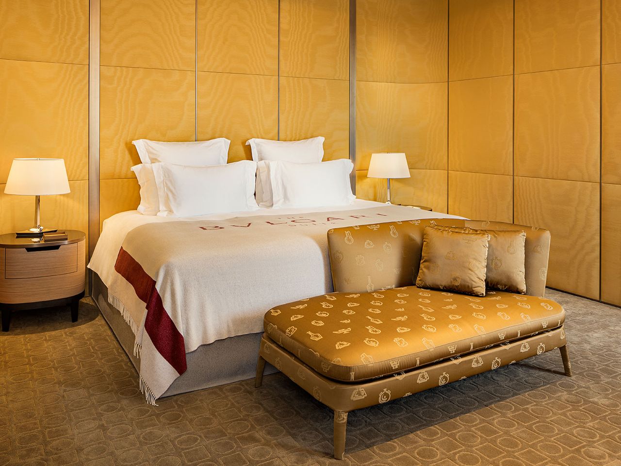 Ein goldenes Schlafzimmer im Bulgari-Hotel Rom
