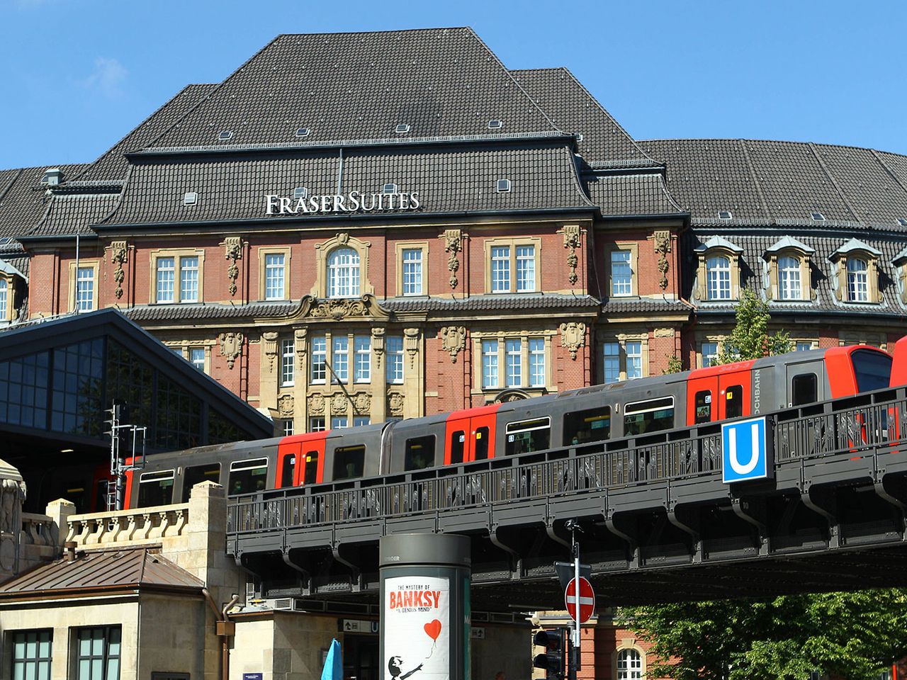Hotel Fraser Suites hinter der U-Bahn Rödingsmarkt