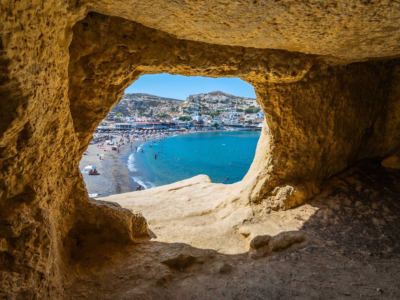 Höhlen mit Blick auf den Matala Strand auf Kreta