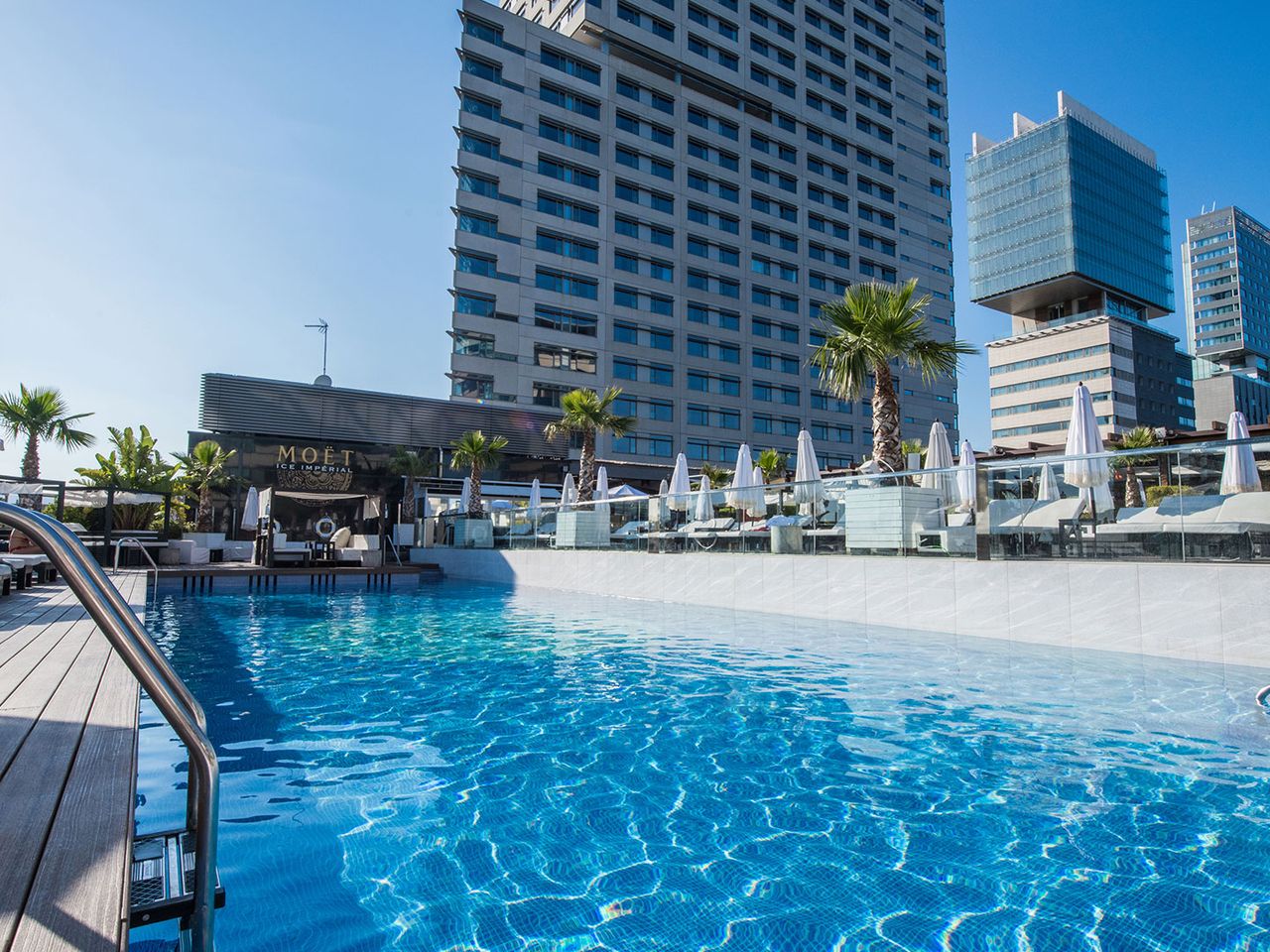 Pool des Purobeach Barcelona, im Hilton Diagonal Mar