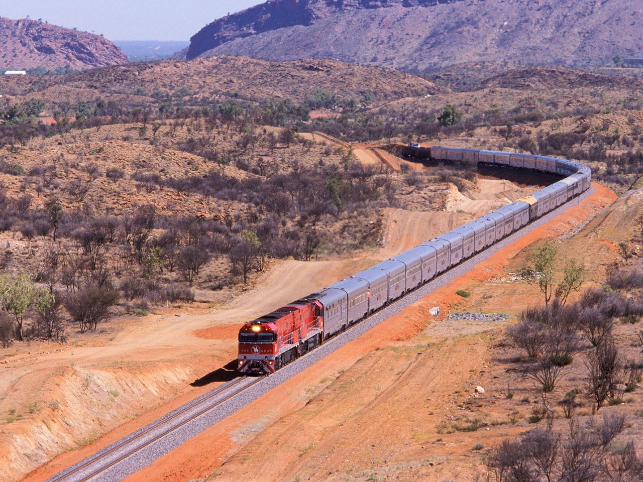 Blick von oben auf den Ghan im australischen Outback