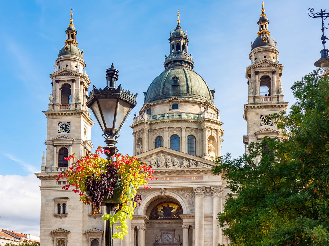 Blick auf die St.-Stephans-Basilika in Budapest