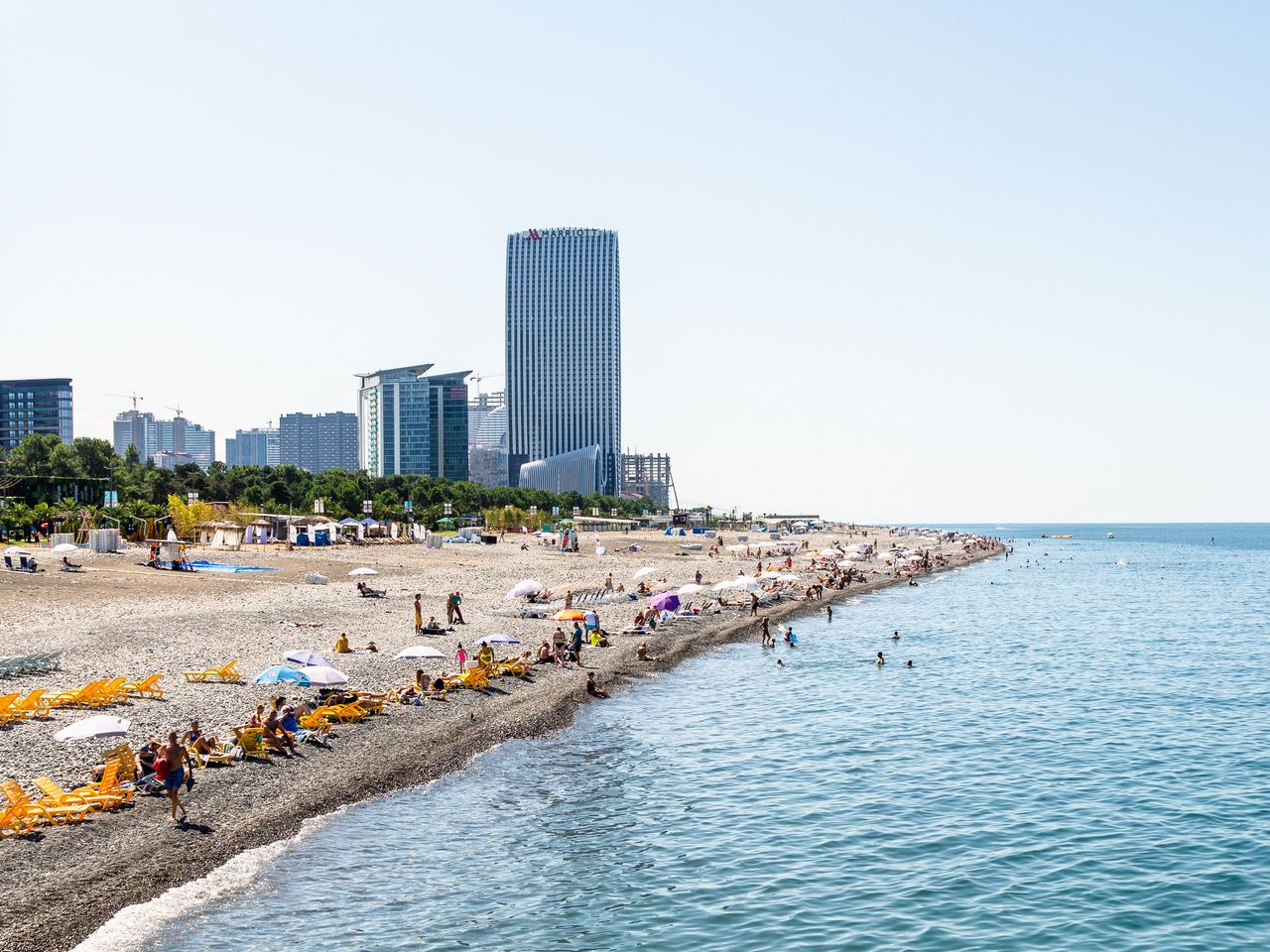 Palmen bei Sonnenuntergang am Strand von Batumi