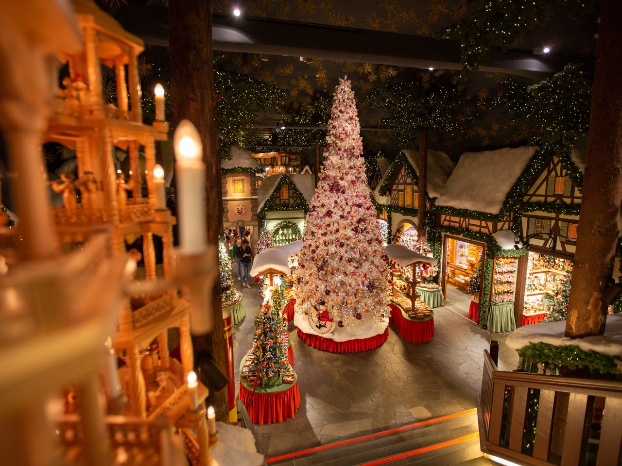 Das bunt geschmückte Weihnachtsdorf in Rothenburg ob der Tauber