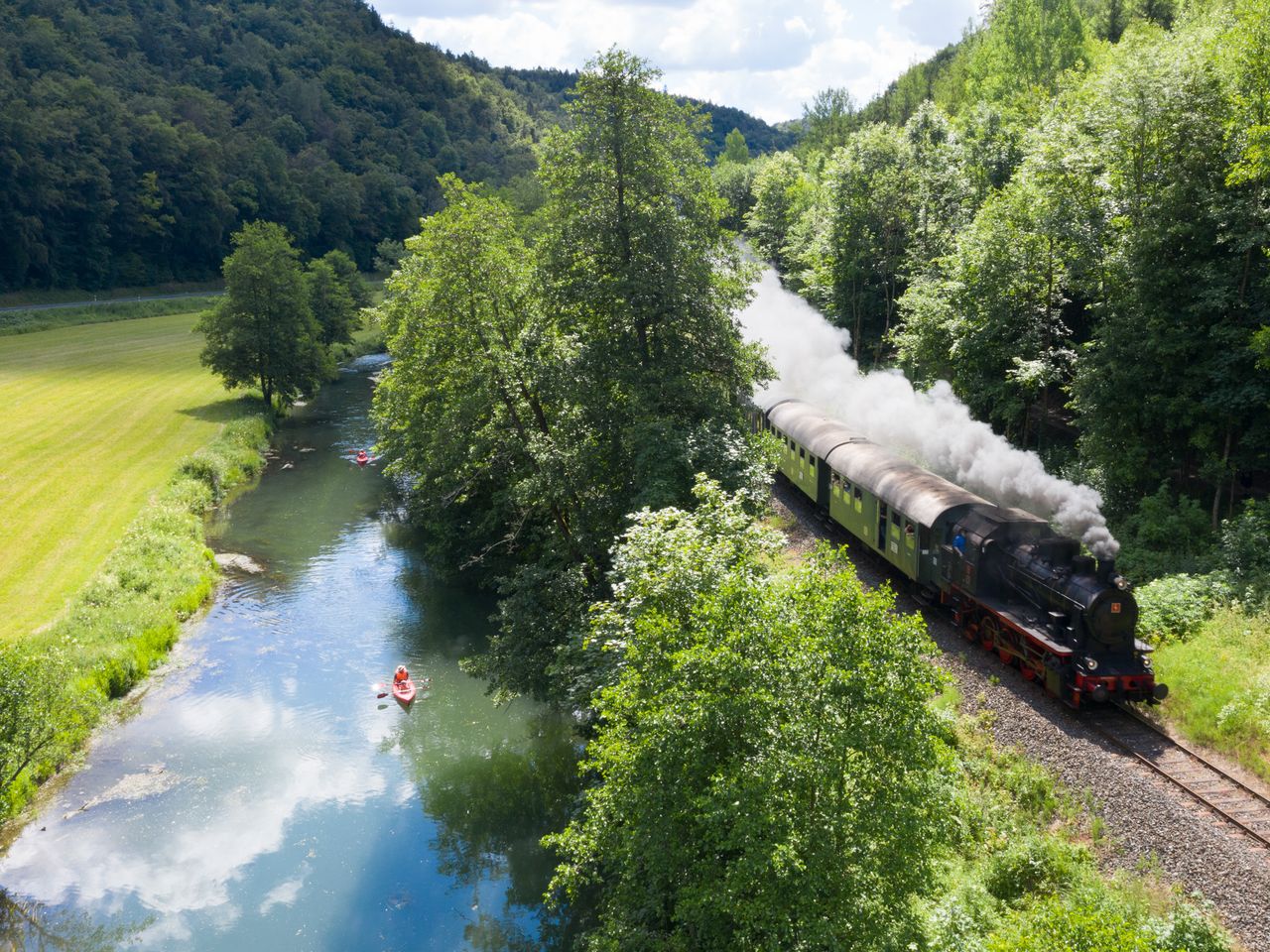 Kanutour und Museumsbahn Seite an Seite an der Wiesent