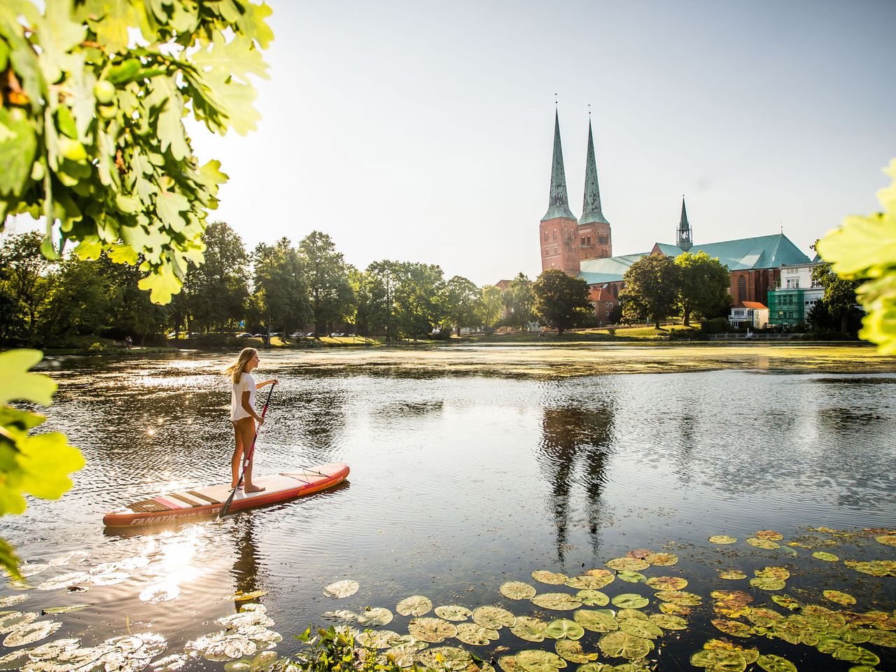 Mühlenteich in Lübeck, Marienkirche im Hintergrund
