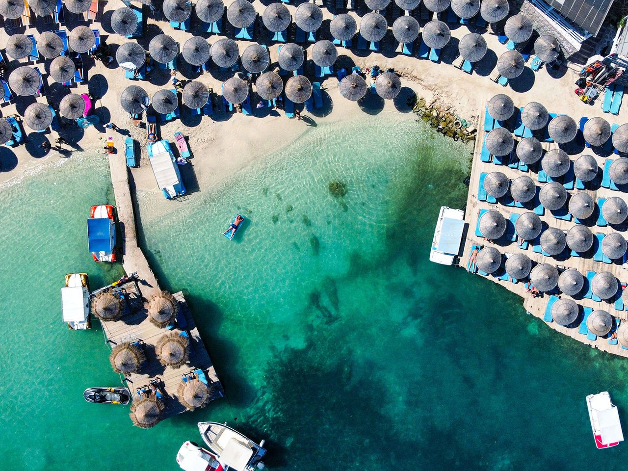 Belebter Strand in Ksamil, Albanien