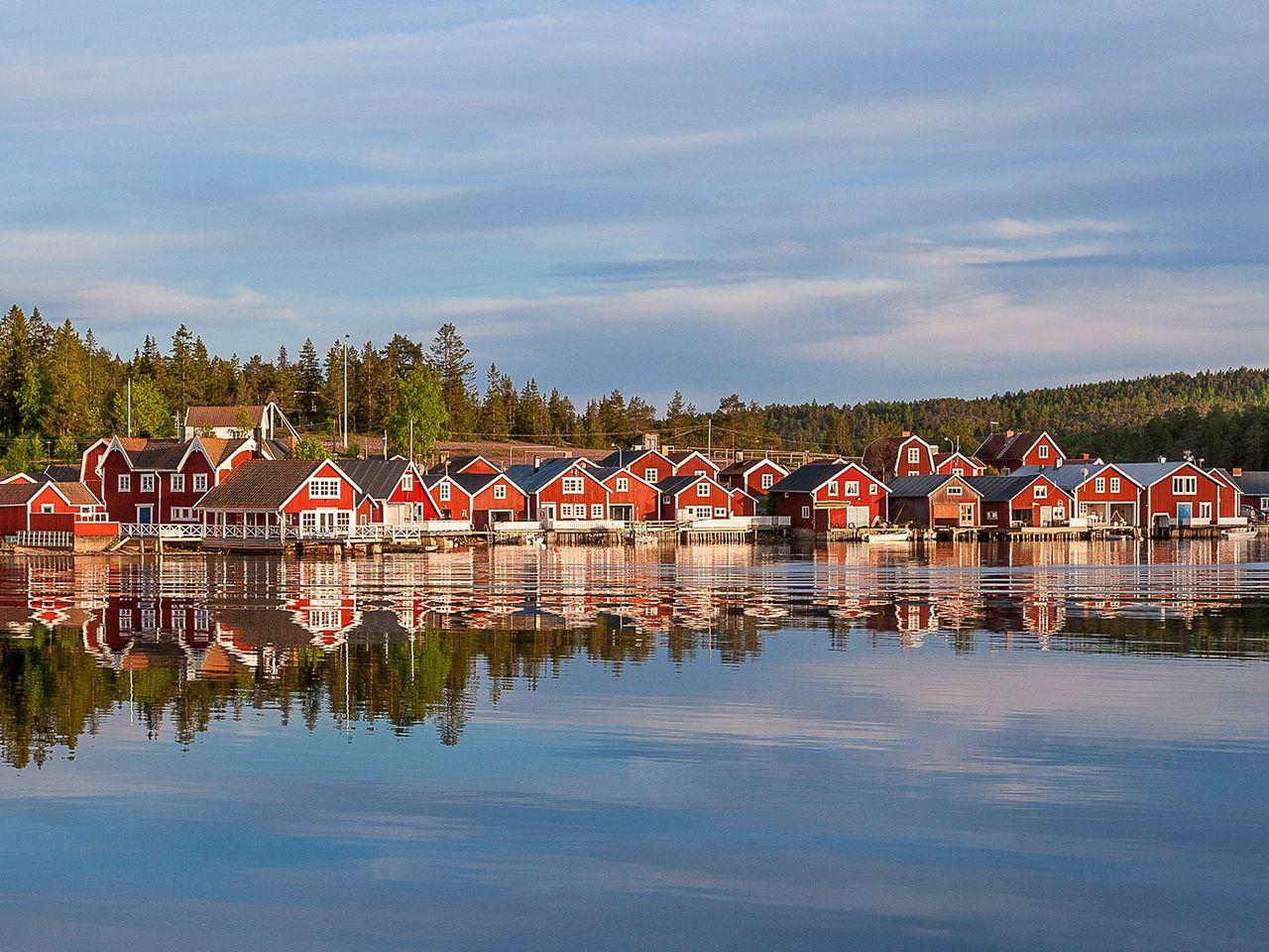 Höga Kusten in Schweden, rote Holzhäuser am Ufer