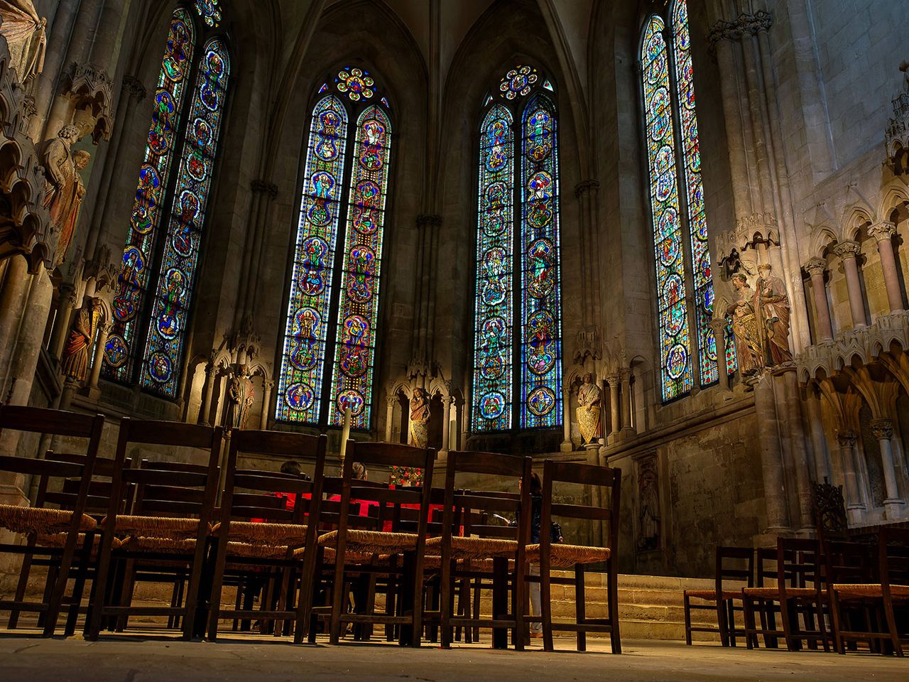 Naumburger Dom mit Glasmalereien und Stifterfiguren