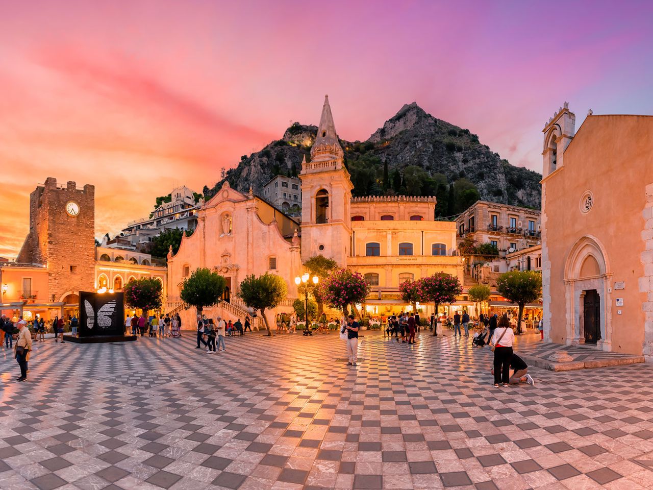 Piazza IX Aprile in Taormina im Abendlicht