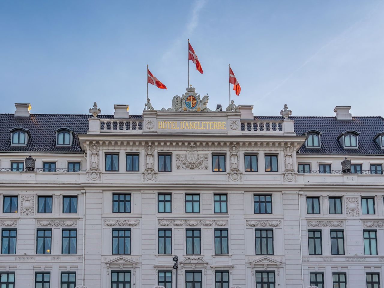 Blick auf die klassizistische Fassade des „Hotel d'Angleterre“