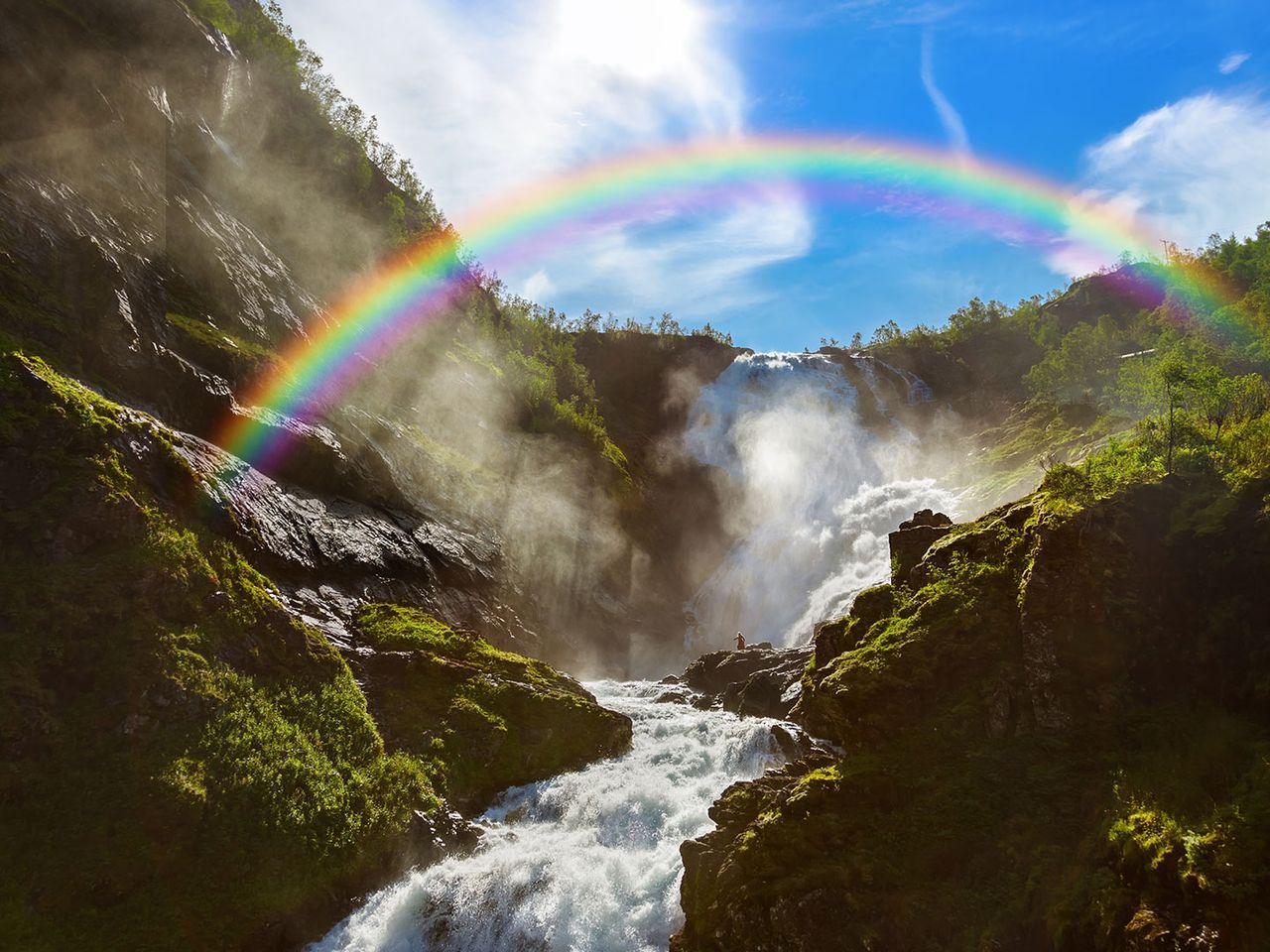 Kjosfossen, Wasserfall in Norwegen, mit Regenbogen