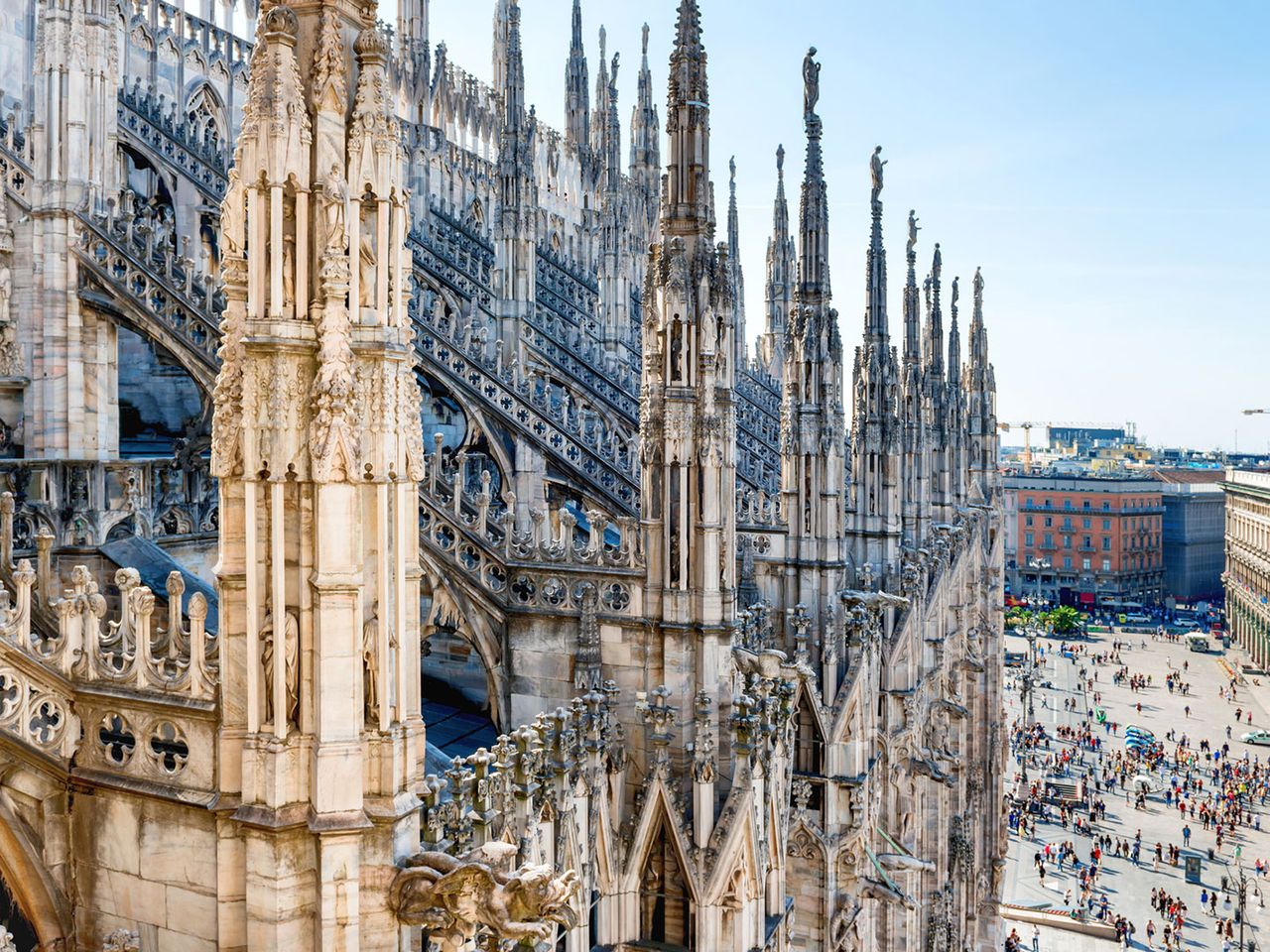 Blick vom Dach des Mailänder Doms auf die Piazza del Duomo