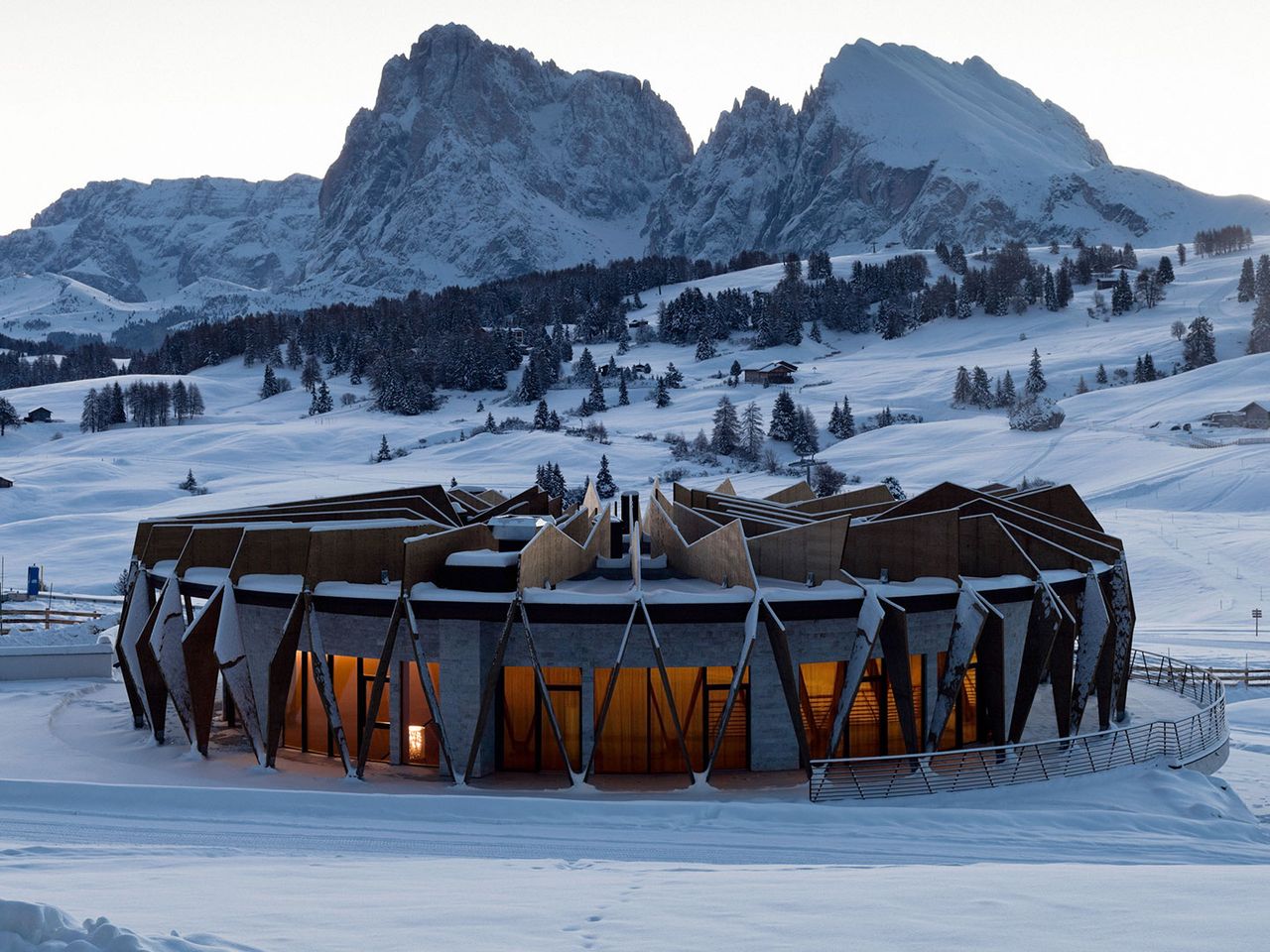 Mitten in der Pistenlandschaft der Seiser Alm gelegen: Das COMO Alpina Dolomites