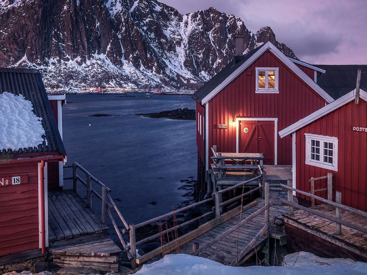 Blick auf die Fischerhütten im Svinøya Rorbuer, Lofoten