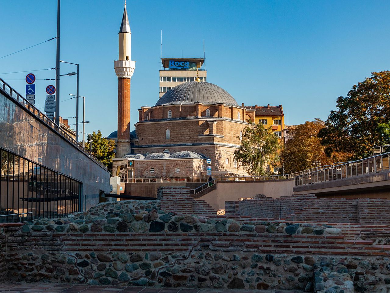 Überreste der Stadt Serdika und die Banja-Baschi-Moschee in Sofia