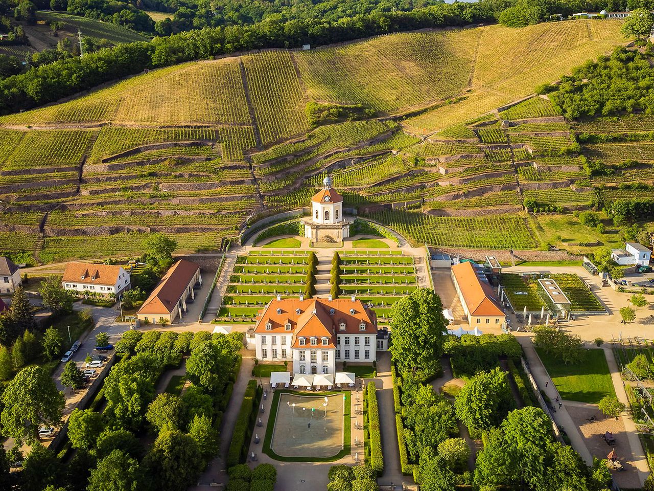 Luftaufnahme von Schloss Wackerbarth in Radebeul
