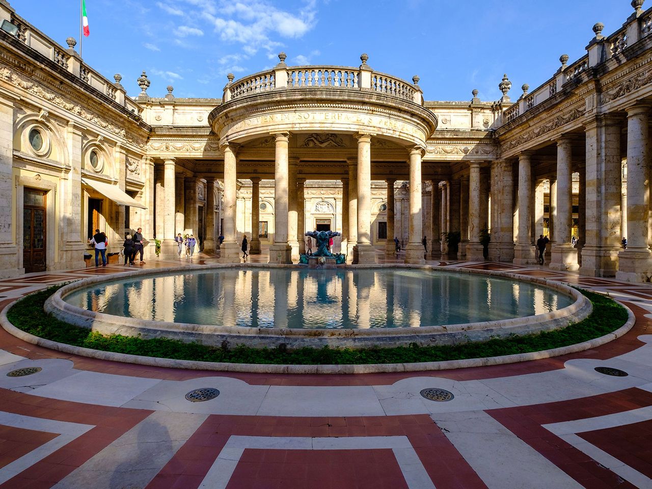 Brunnen und Säulen in der Terme Tettuccio