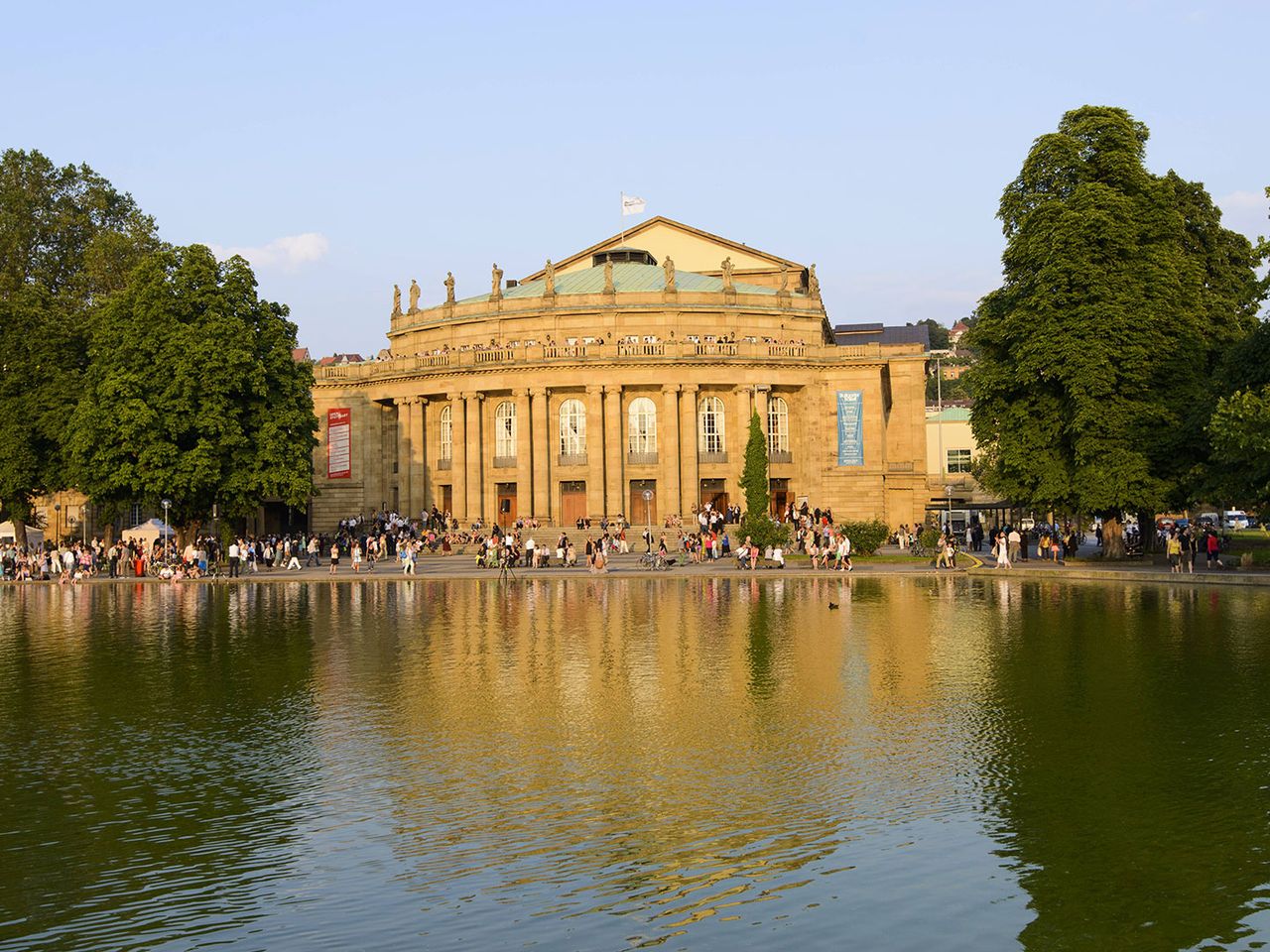 Staatsoper Stuttgart hinter dem Eckensee
