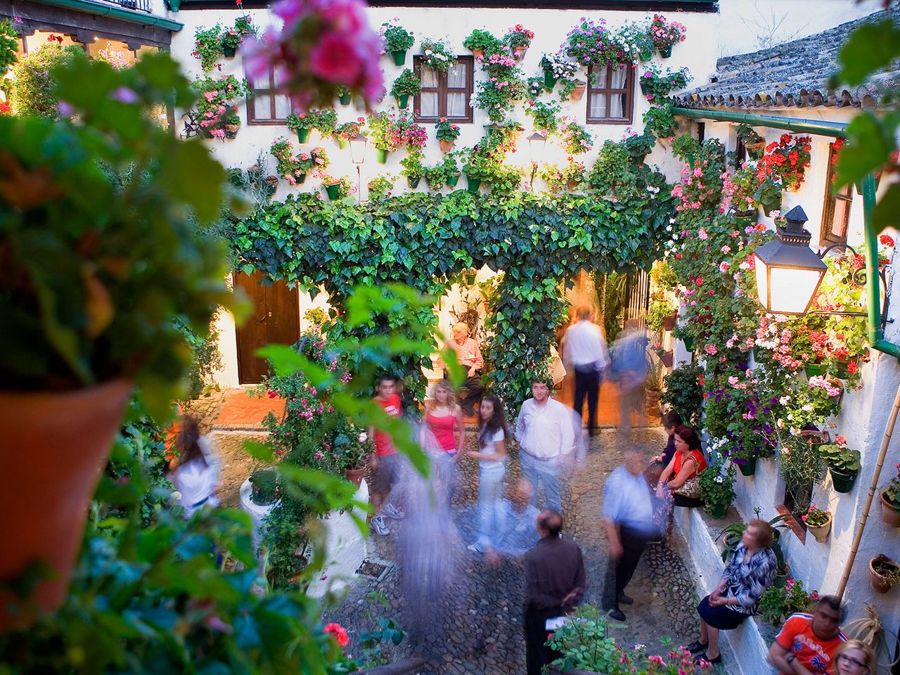 Menschen feiern in einem Innenhof von Córdoba