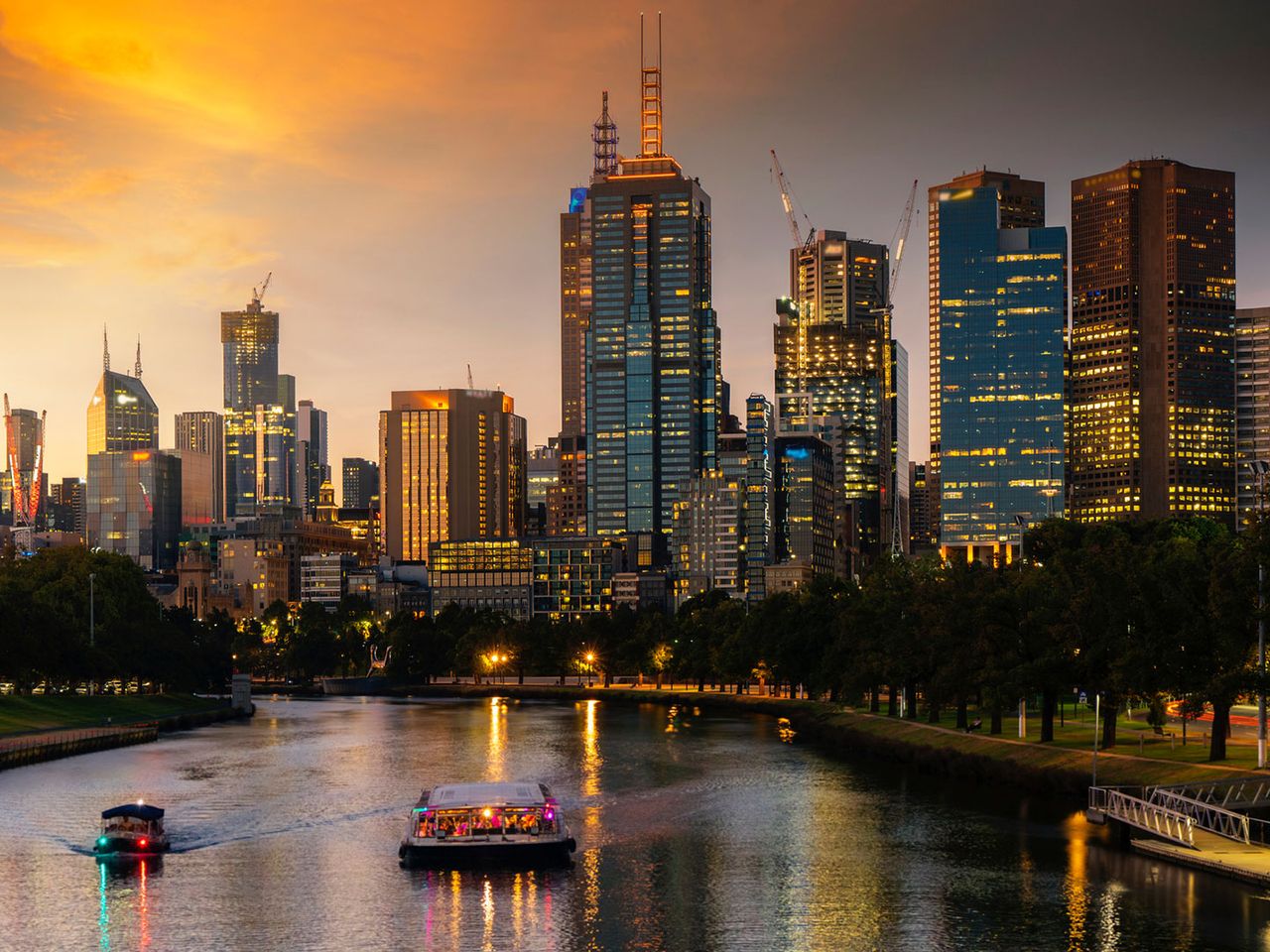 Skyline von Melbourne während des Sonnenuntergangs