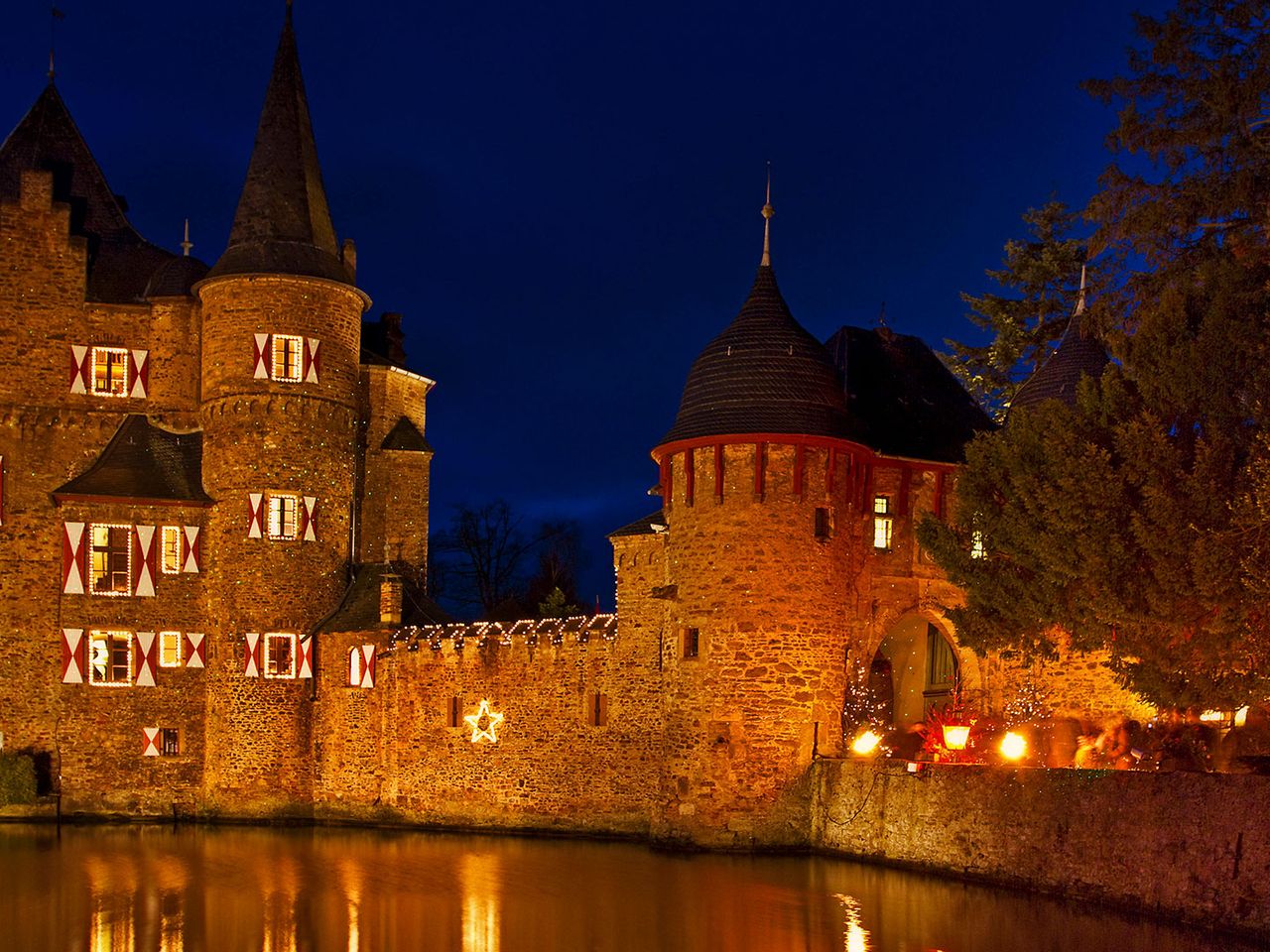 beleuchtete Burg Satzvey am Abend