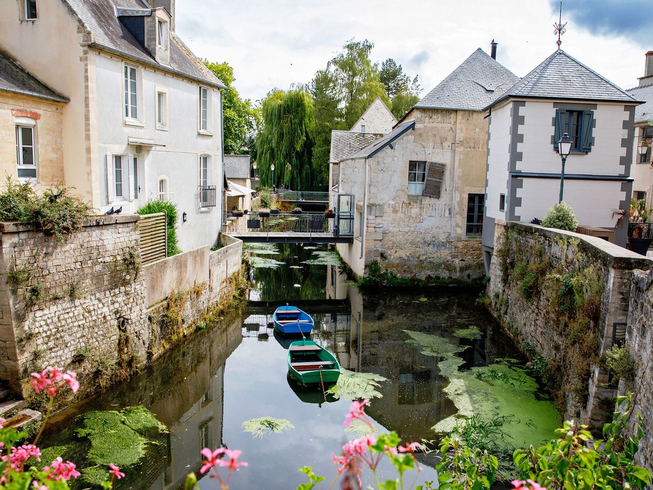 Fluss Aure fließt durch die Stadt Bayeux, Normandie