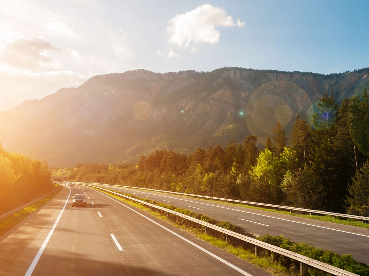 Autobahn in Österreich beim Sonnenuntergang