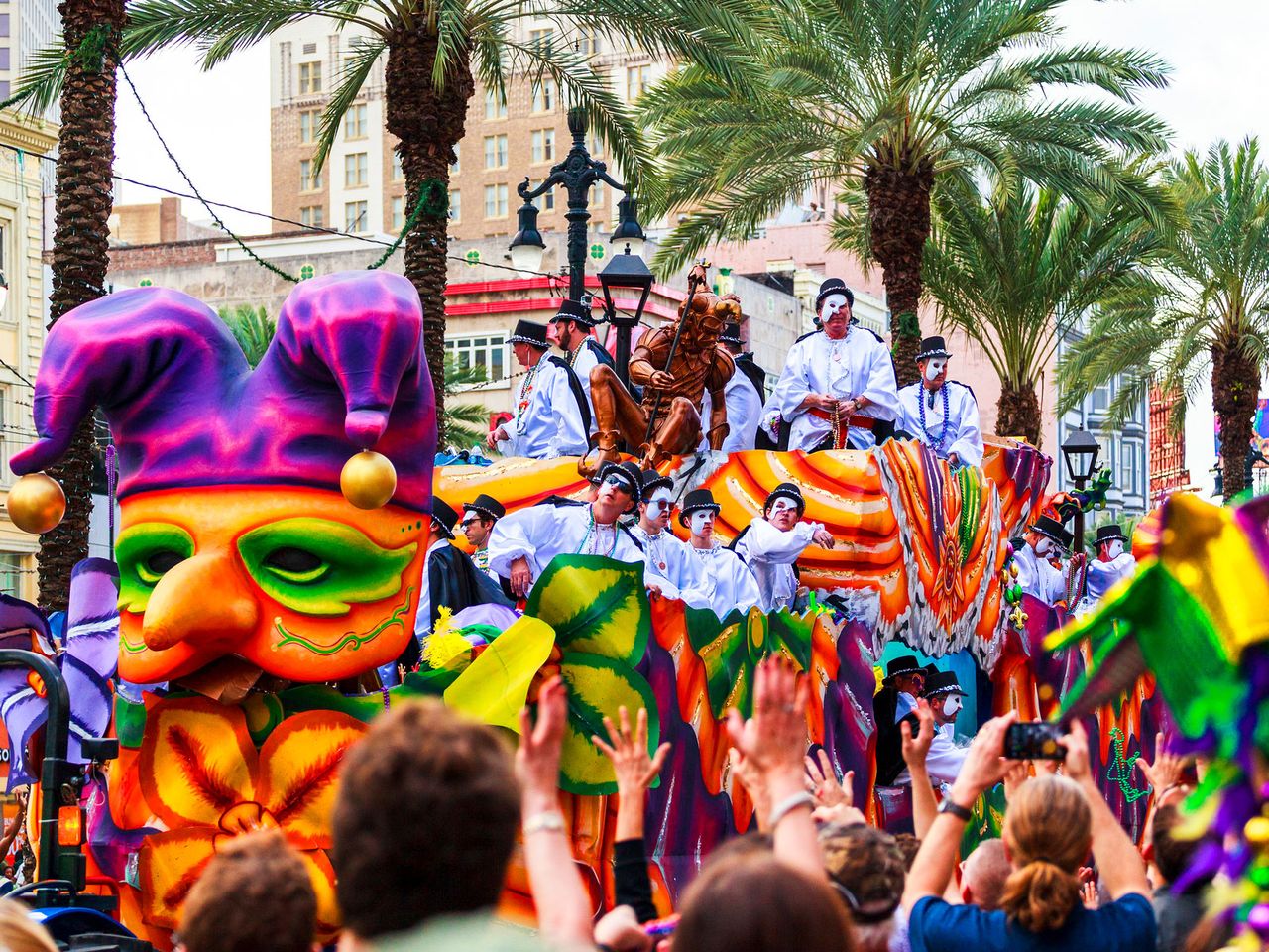 feiernde Menschen auf einem Umzugswagen beim Mardi Gras, New Orleans