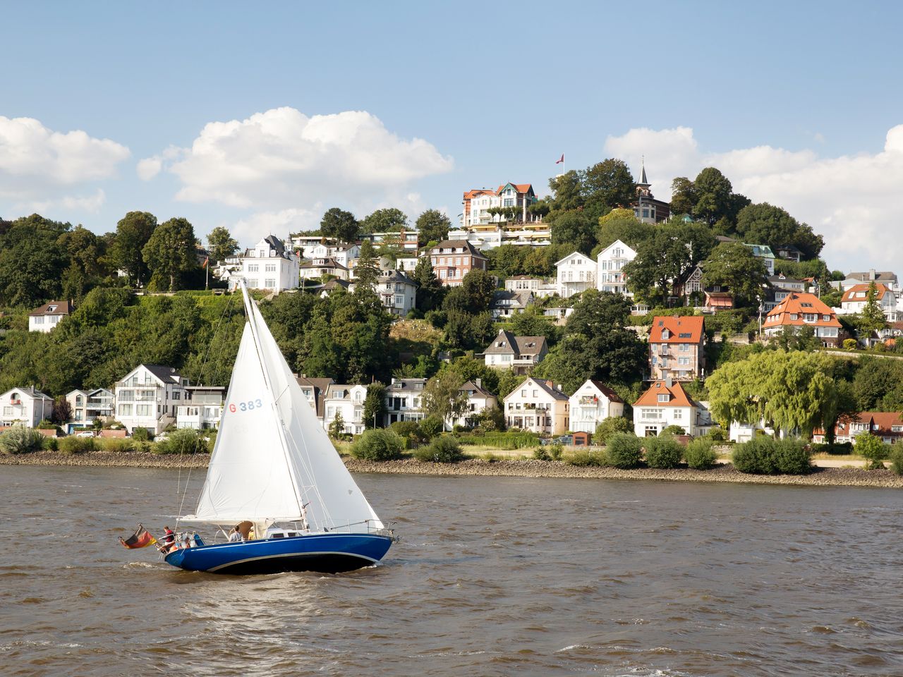 Kleines Segelschiff auf der Elbe vor Blankenese