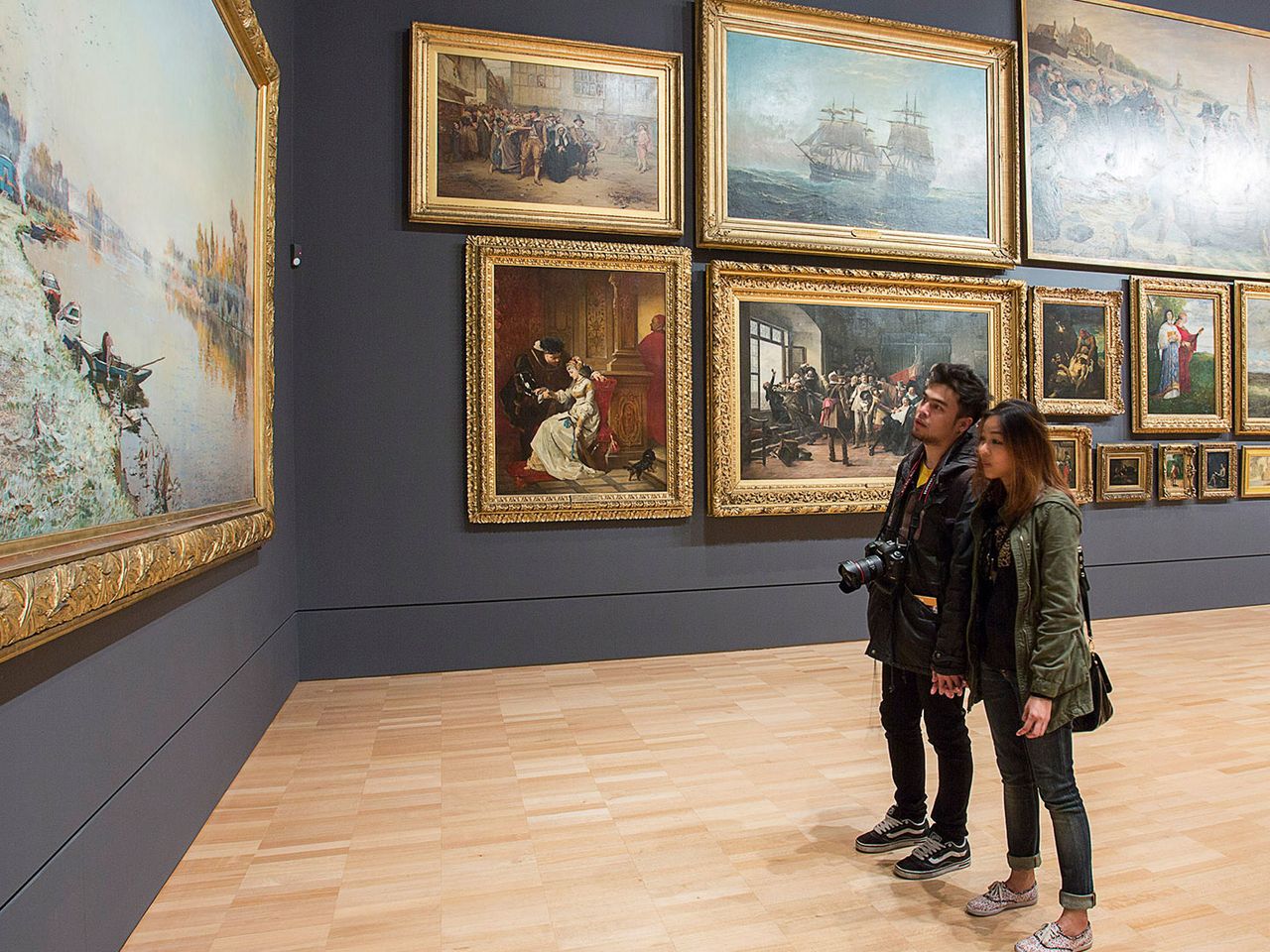Besucherinnen stehen vor Gemälden in der National Gallery of Victoria