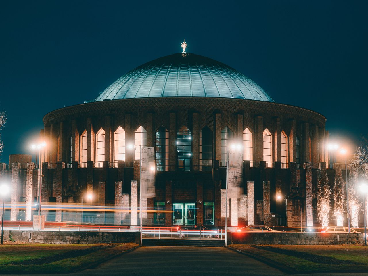 DÅsseldorf Tonhalle Au·enaufnahme nah bei Nacht ∏ Johannes Hîhn